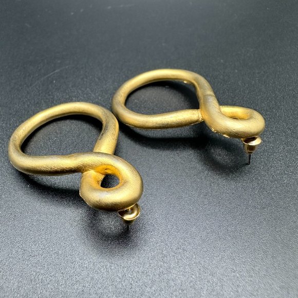 Vintage Gold Tone frosted like number eight  Clip on Earrings - Picture 4 of 7